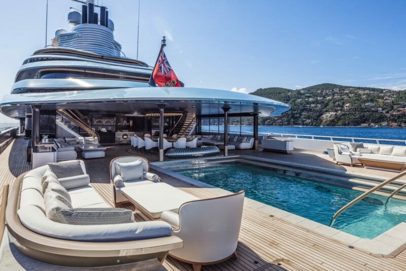 Kaos on board swemming pool