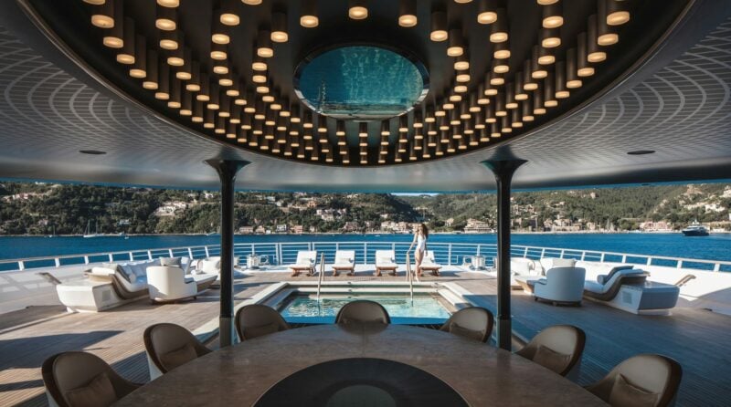 Kaos back view from inside