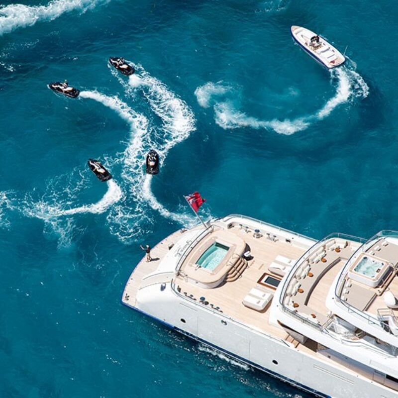 Yacht and watercraft